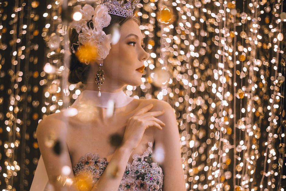 Le pouvoir des détails : bijoux et expression scénique