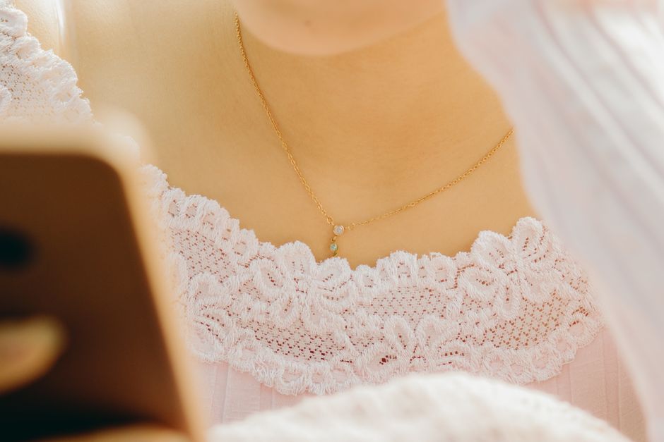 Comment choisir un collier selon son décolleté