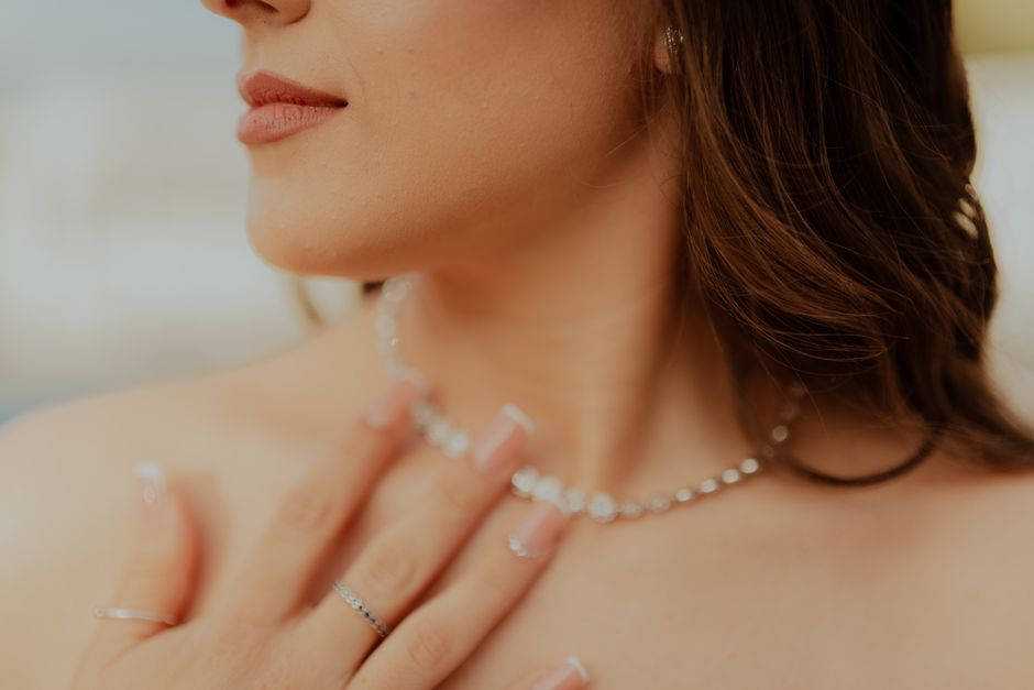 Quand porter un collier porte-bague au quotidien