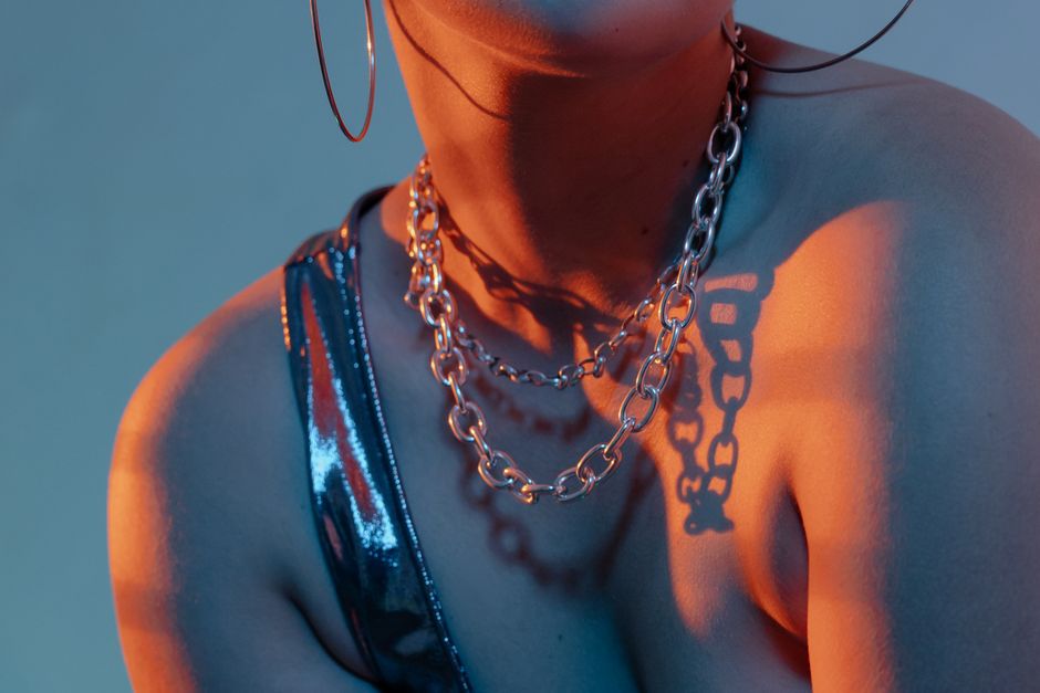 Comment choisir un collier selon son décolleté