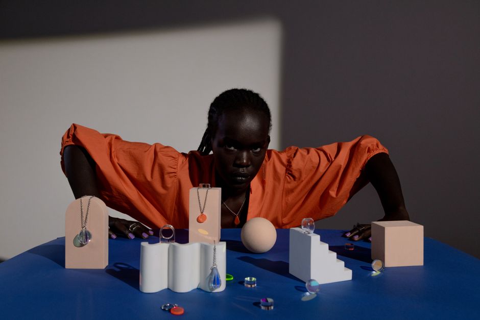 Le pouvoir des détails : bijoux et expression scénique