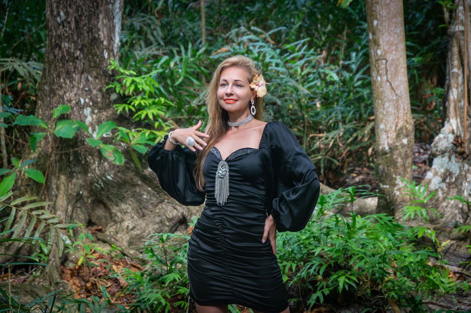 Les accessoires qui changent tout dans une tenue noire