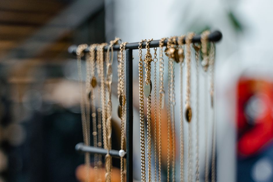 Bijoux minimalistes : nos indispensables faciles