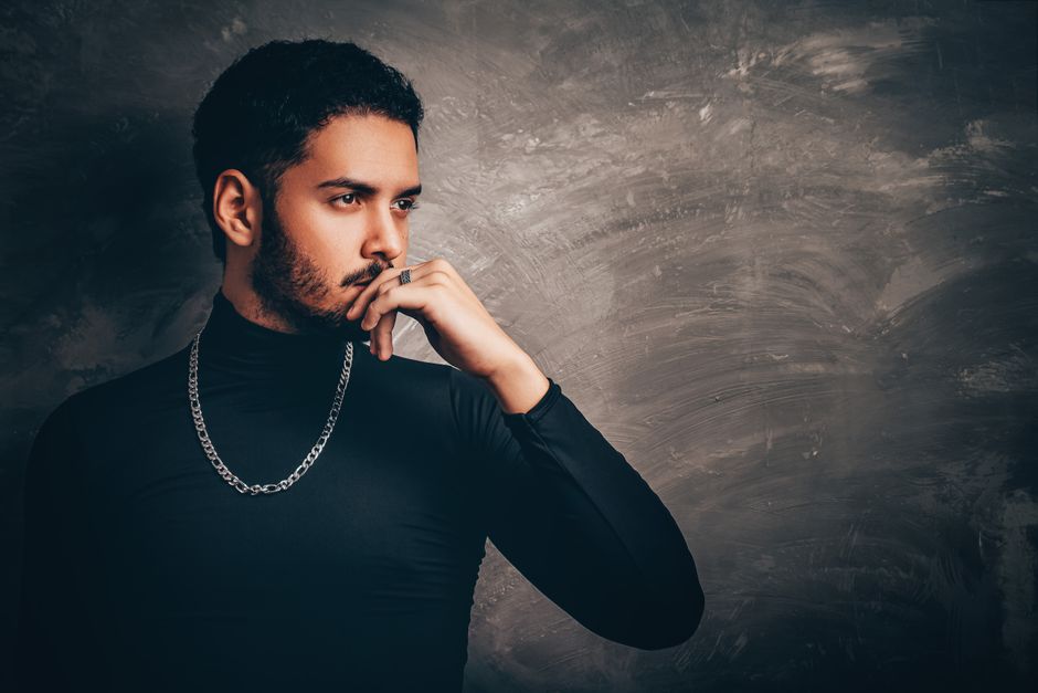 Quel collier avec un col roulé ou une chemise