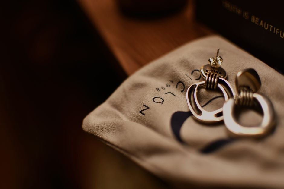 Voyager avec ses bijoux : trousse et astuces