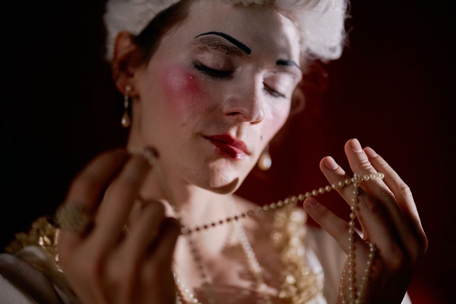 Le pouvoir des détails : bijoux et expression scénique