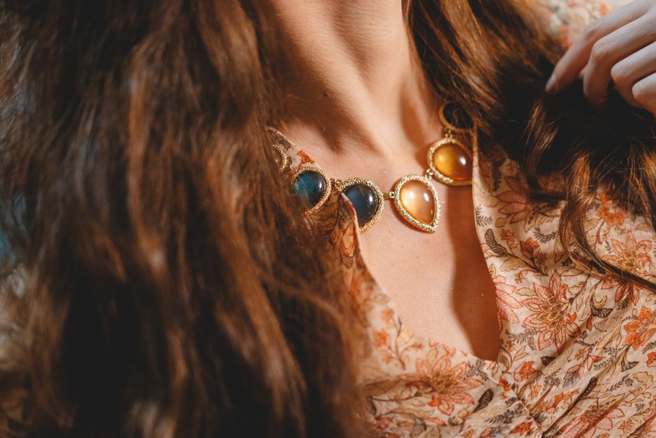 Colliers longs : idées de looks simples et chic