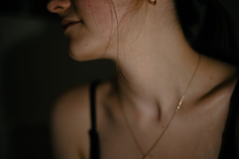 Bijoux et peau sensible : les bons réflexes
